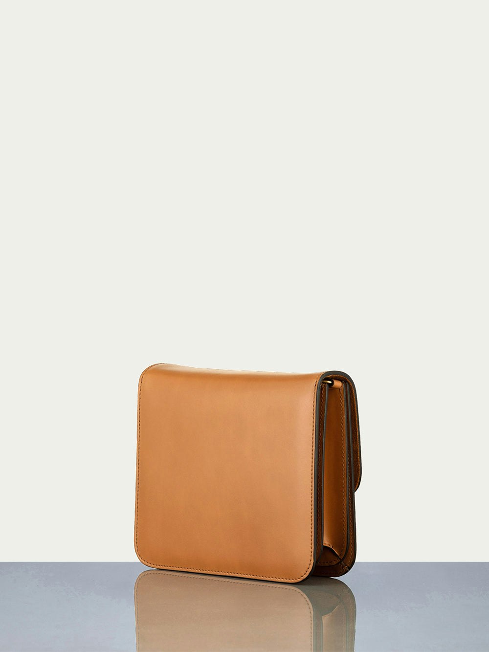 handbag back view alt:fit2